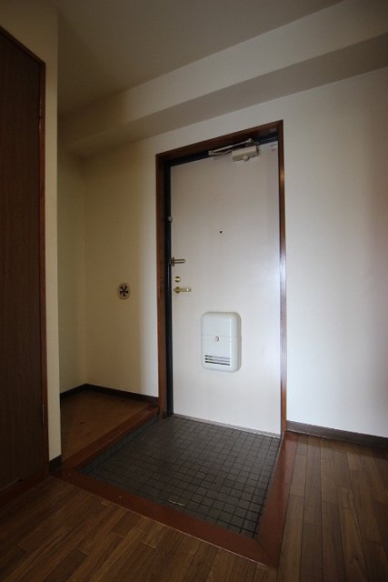 玄関　同物件別号室の写真です。