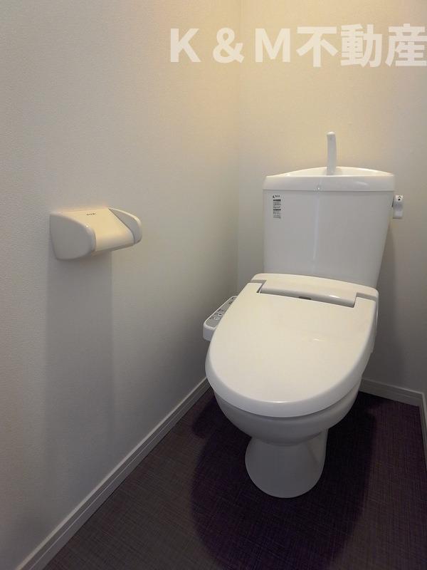 トイレ　落ち着いた色調のトイレです