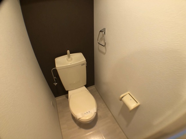 トイレ　温水洗浄便座付きのトイレです♪