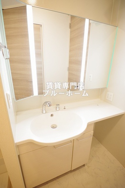 洗面設備　広くて使いやすい独立洗面台！