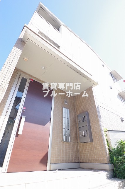建物外観　軽量鉄骨造3階建ての物件！