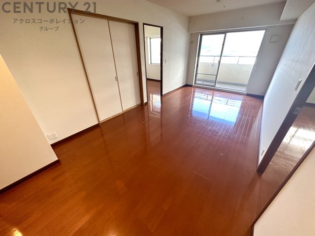 居室・リビング　床色が落ち着いた色合いで、とてもきれいです。