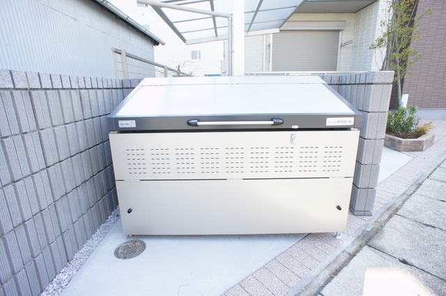 その他共有部分　蓋つきのゴミ置き場あります。衛生的ですね♪