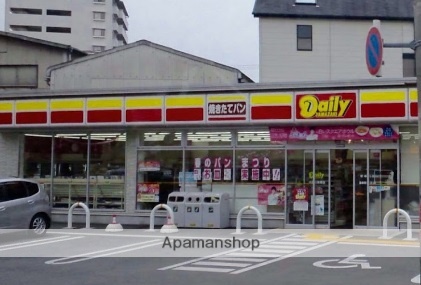 コンビニ　デイリーヤマザキ（コンビニ）まで131m