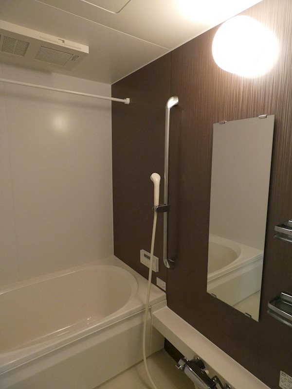 バス・シャワールーム　※間取りが反転タイプのお部屋のお写真です。