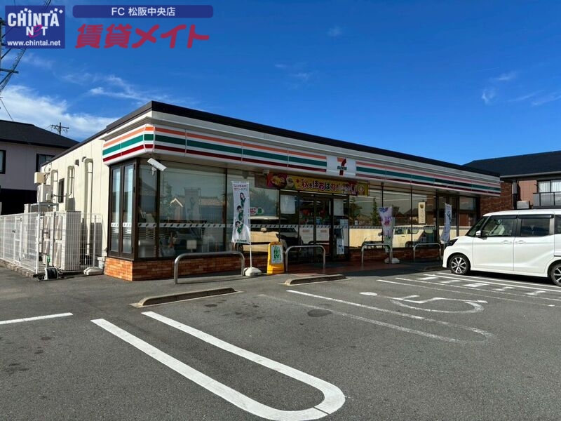 コンビニ　セブンイレブン松阪泉町（コンビニ）まで904m