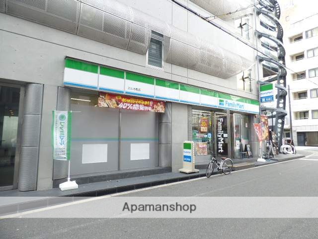 コンビニ　ファミリーマート本町四丁目店（コンビニ）まで578m