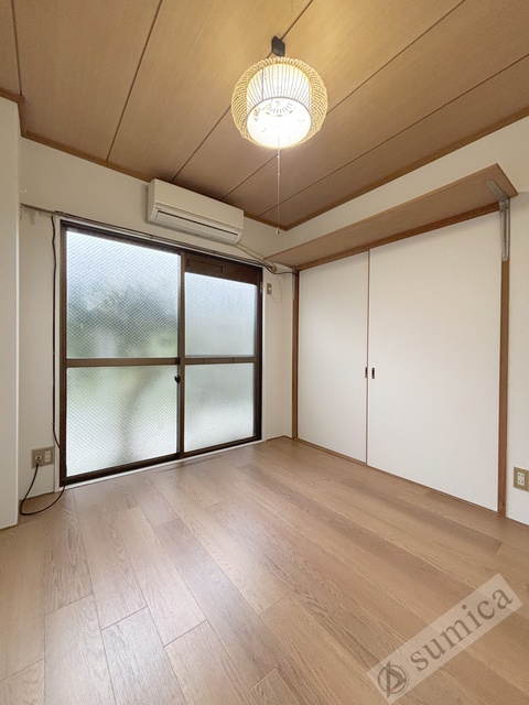 バルコニー　内装は落ち着いています。おおきな窓で明るさを演出。