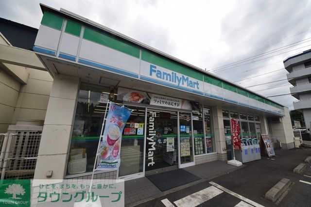 コンビニ　ファミリーマート大和草柳三丁目店（コンビニ）まで870m