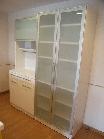 居室・リビング　キッチンにはカップボート付きで収納バッチリ