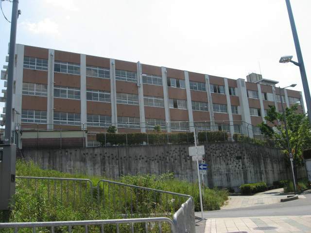 中学校　高槻市立第二中学校（中学校）まで283m