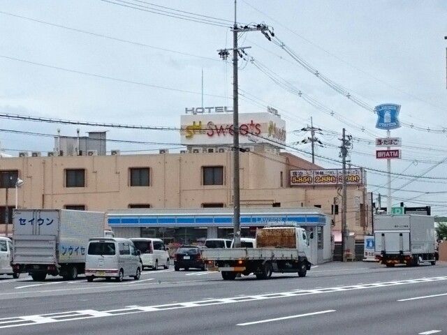 コンビニ　ローソン様（コンビニ）まで550m