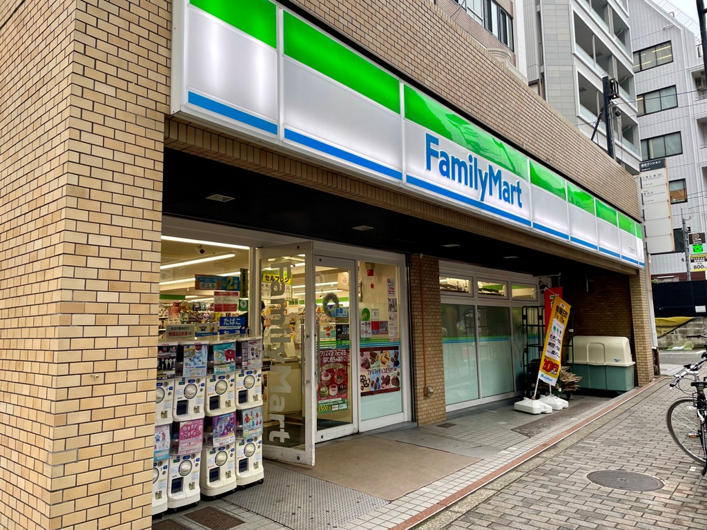 コンビニ　ファミリーマート三田聖坂下店（コンビニ）まで134m