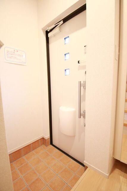玄関　※別室の参考写真の為、現況優先です。