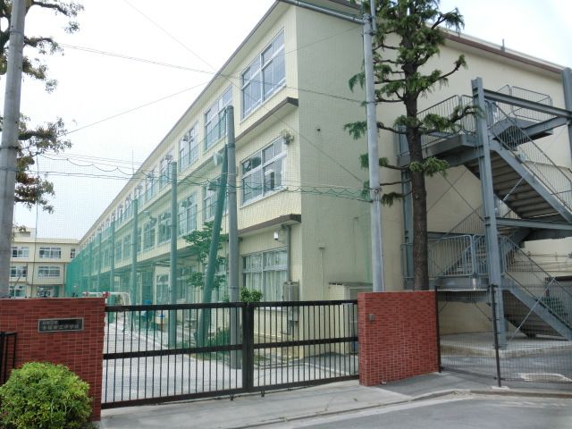 中学校　板橋区立赤塚第三中学校（中学校）まで630m