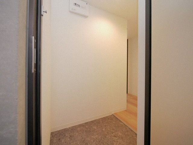 玄関　同物件・別部屋の写真です
