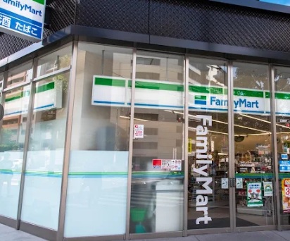 コンビニ　ファミリーマート（コンビニ）まで192m