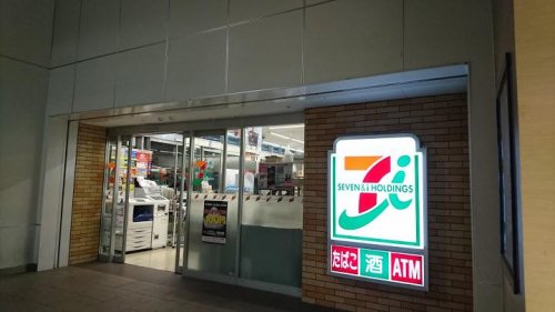 コンビニ　セブン-イレブン小山駅西口店（コンビニ）まで557m