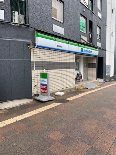 コンビニ　ファミリーマート「横浜栄店」（コンビニ）まで101m