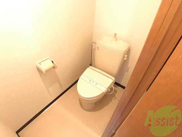 トイレ　こちらはトイレです。清潔で安心して使えますね。