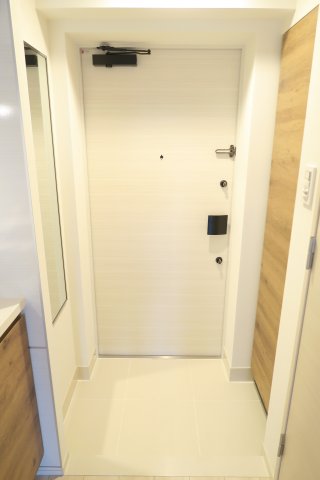 玄関　※別部屋参考写真