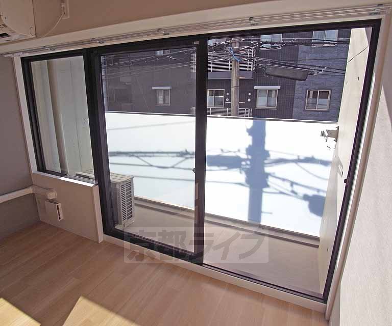 バルコニー　開口部が広く、とても明るい洋室です。