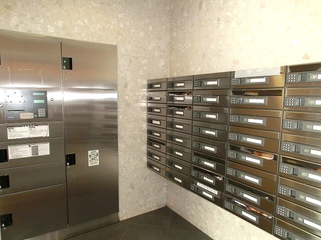 ロビー　不在時に便利な宅配ＢＯＸです
