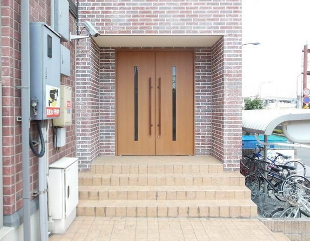 エントランス　★レンガ壁と茶色の扉のコントラストが素敵です★