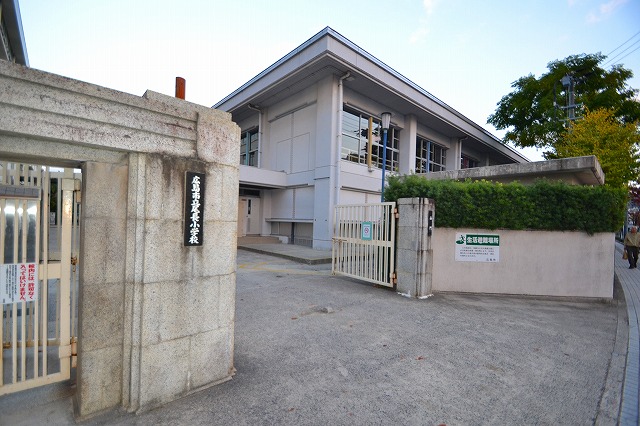 小学校　広島市立尾長小学校（小学校）まで242m
