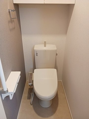 トイレ　落ち着いた色調のトイレです