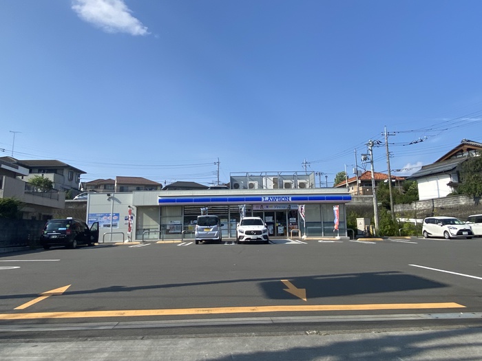 コンビニ　ローソン　八王子越野店（コンビニ）まで215m