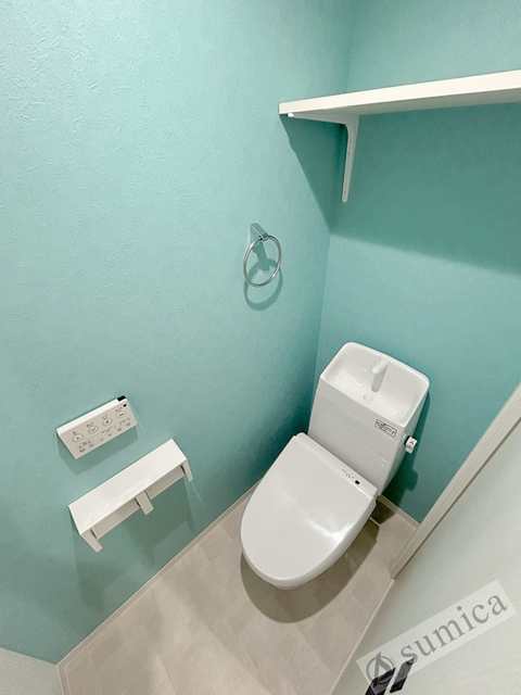 トイレ　人気アイテムの温水洗浄便座。清潔感のあるトイレです。