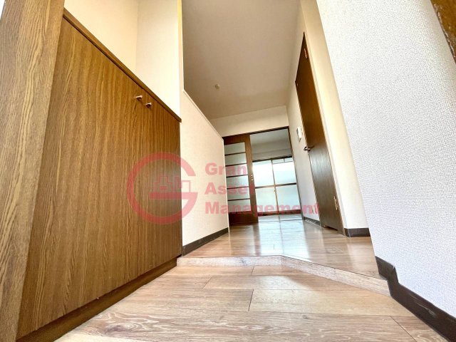 玄関　収納もある玄関です。※同建物別部屋写真