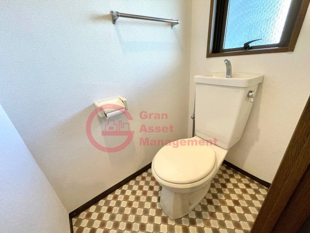 トイレ　窓もあってトイレもきれいです。※同建物別部屋写真