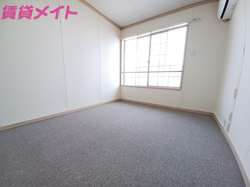居室・リビング　同物件別部屋の写真です