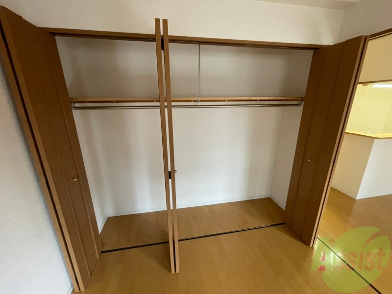 収納　洋室にある収納です。間口も広くて便利です！