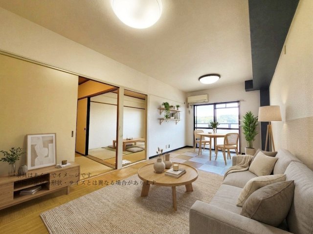 建物外観　写真はリビングのレイアウトの一例です　実際に家具家電はありま