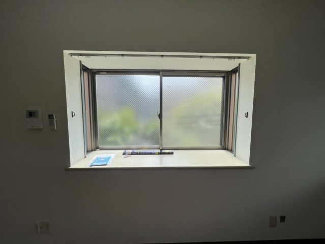 その他部屋・スペース　角部屋の為出窓があります