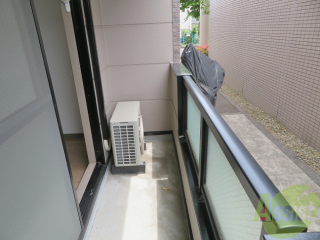 バルコニー　幅のあるバルコニーですね。洗濯がはかどりそう。