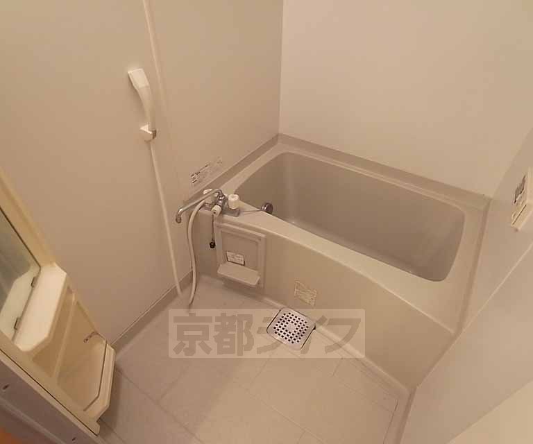 バス・シャワールーム　シンプルなバスルーム。