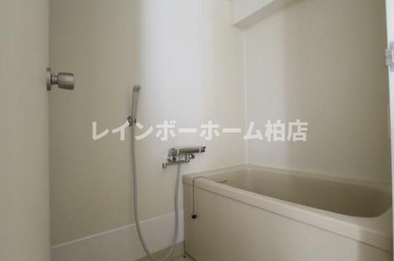 バス・シャワールーム　落ち着いた空間のお風呂です