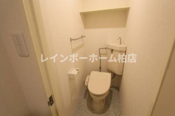 トイレ　落ち着いた色調のトイレです