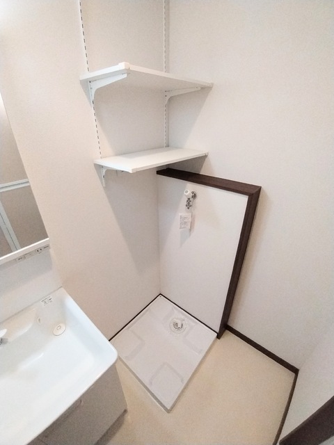 その他設備　★上部に棚がついた室内洗濯機置場です★