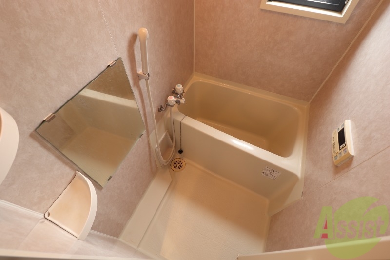 バス・シャワールーム　窓がたくさんあり、明るいお部屋です。
