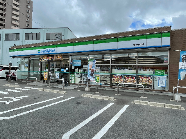 コンビニ　ファミリーマート豊明新田町店（コンビニ）まで165m