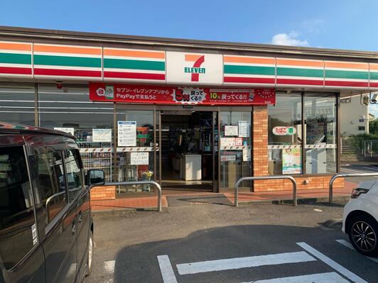 コンビニ　セブンイレブン足立六木店（コンビニ）まで205m