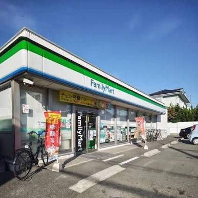 コンビニ　ファミリーマート六木四丁目店（コンビニ）まで388m