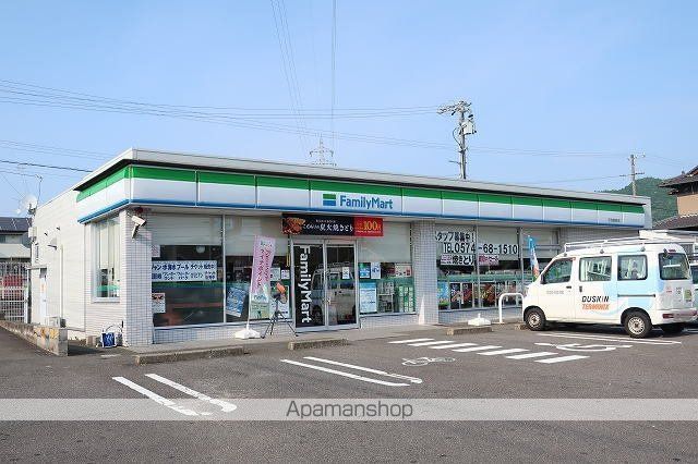 コンビニ　ファミリーマート（コンビニ）まで150m