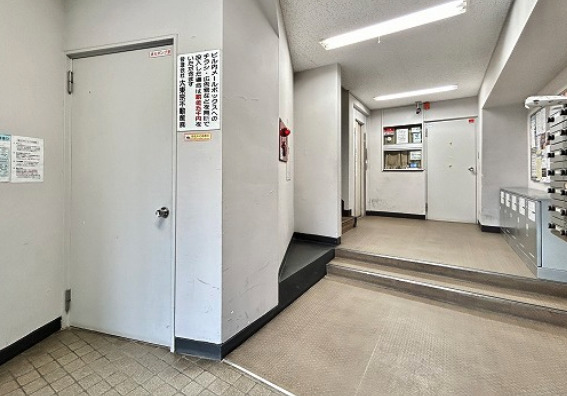 エントランス　清潔感あるエントランス