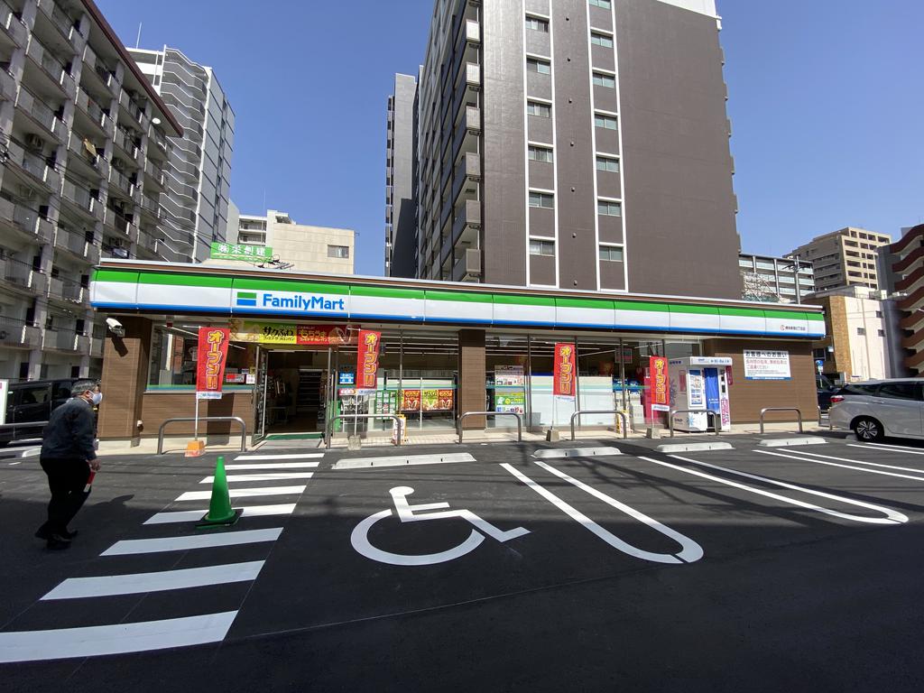 コンビニ　ファミリーマート博多駅南2丁目店（コンビニ）まで242m